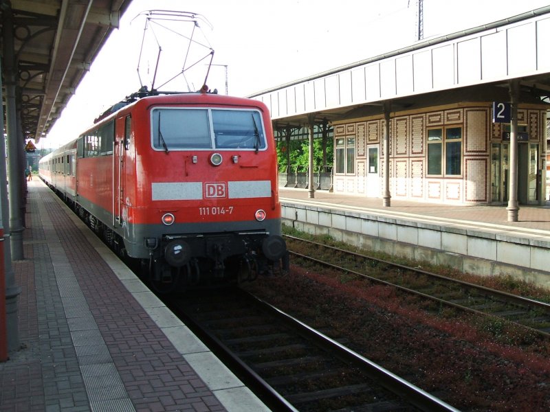BR 111 014-1 schiebt den RE 4 aus den Wittener Hbf. Richtung Dortmund.