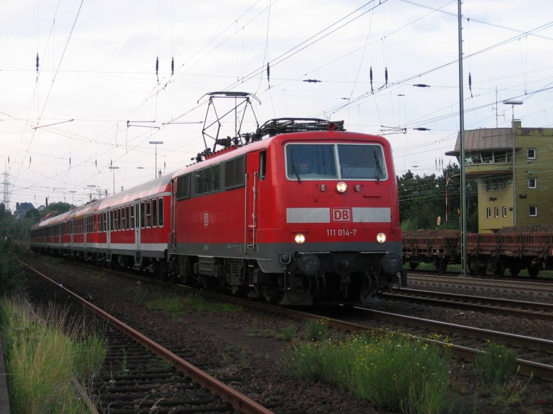 BR 111 014-7 mit Nahverkehrszug

17.08.07,Solingen Hbf