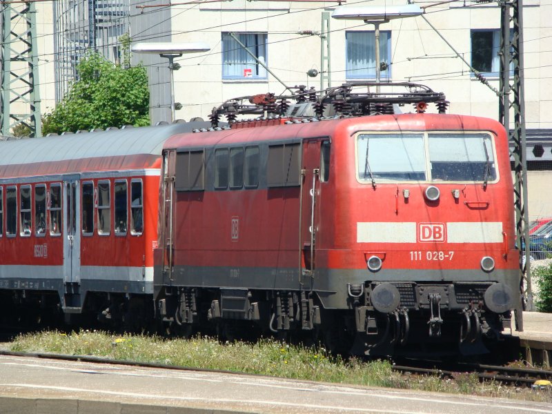 BR 111 028-7 im Bahnhof Ulm Hauptbahnhof am 10.05.08. Abgestellt und abgebgelt.