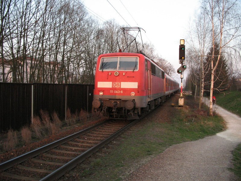 Br 111 043-6 f�hrt mit ihrer Regional Bahn aus Regensburg-Pr�fening aus. In k�rze erreicht sie ihr Endziel Regensburg HBF  