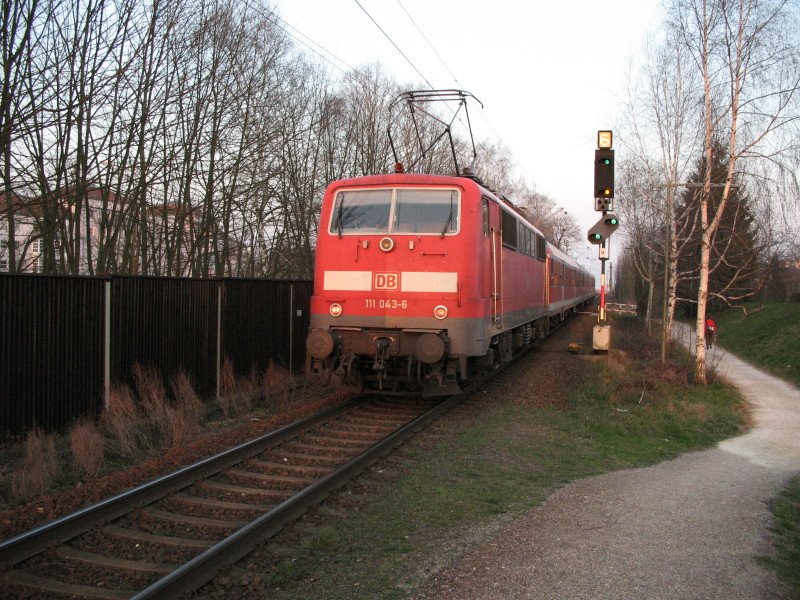 Br 111 043-6 fhrt mit ihrer Regional Bahn aus Regensburg-Prfening aus. In krze erreicht sie ihr Endziel Regensburg HBF  