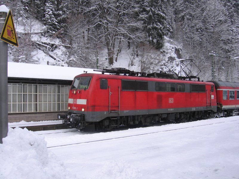 BR 111 050-1 fhrt am 18.12.05 von Triberg nach Konstanz