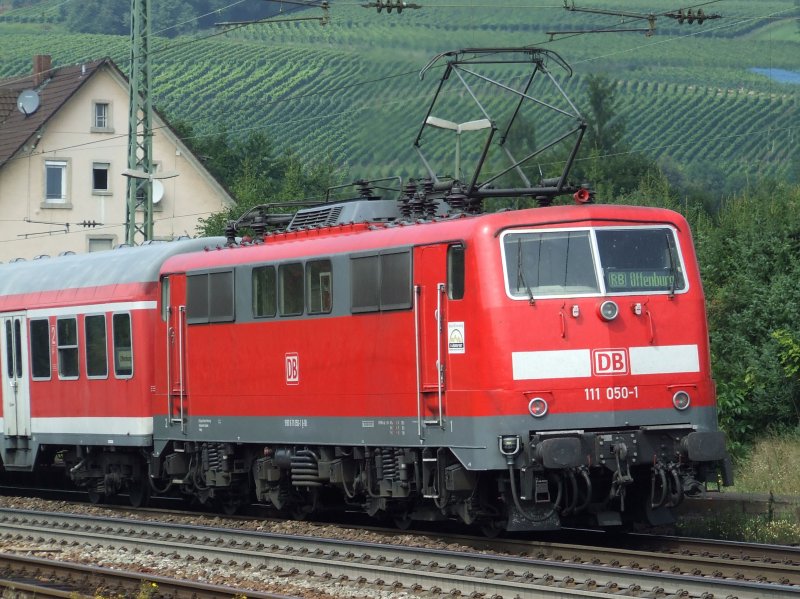 BR 111 050-1 schiebt einen RE in Richtung Freiburg in den Bahnhof Efringen-Kirchen am 28.08.2008.