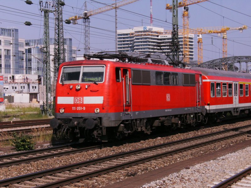 BR 111 051-9 mit RB nach Garmisch
am 30.07.2008 in Mnchen.