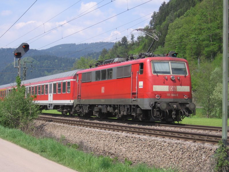 BR 111 064-2 schiebt einen IRE oder RE Richtung Karlsruhe Hausach 14.5.06