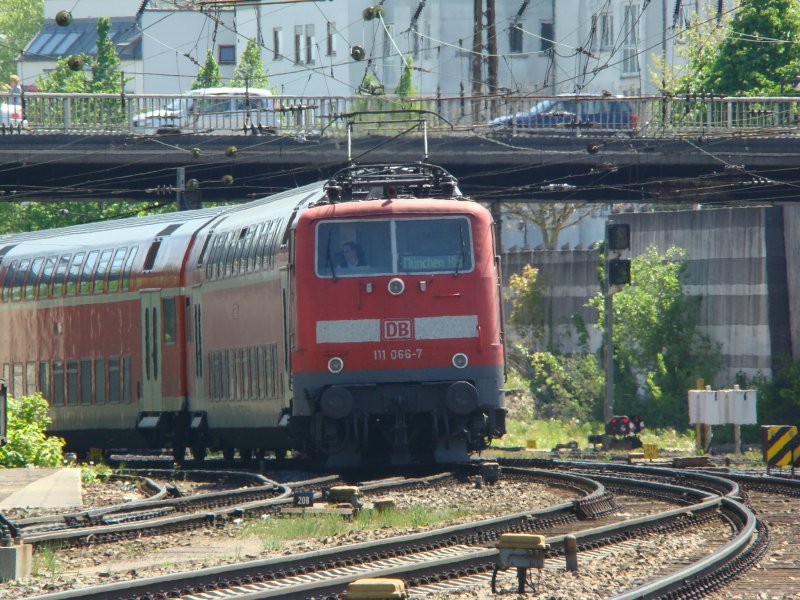 BR 111 066-7 als RegionalExpress 4166 aus Mnchen Hbf. Dieser Zug hat am 10.05.08 Einfahrt in den Bahnhof Ulm Hbf.