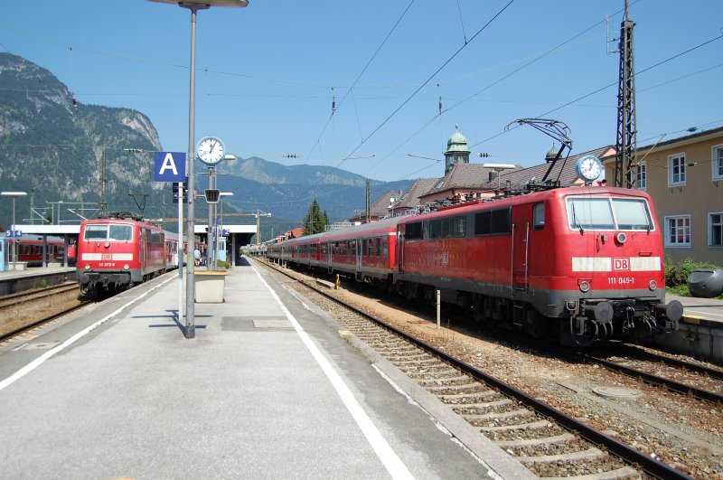 Br 111 072-5 mit ihrer RB nach Innsbruck trifft sich am 1.08.09 mit ihrer Schwesterlok Br 111 045- 1 und ihrer RB nach Mnchen im Bahnhof G.- Partenkirchen.