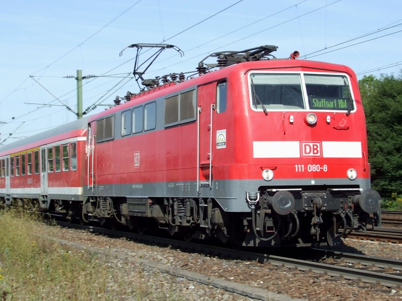 BR 111 080-8 zieht einen RE aus Heilbronn in Richtung Stuttgart durch Tamm (Wrtt.) am 26.08.2008.