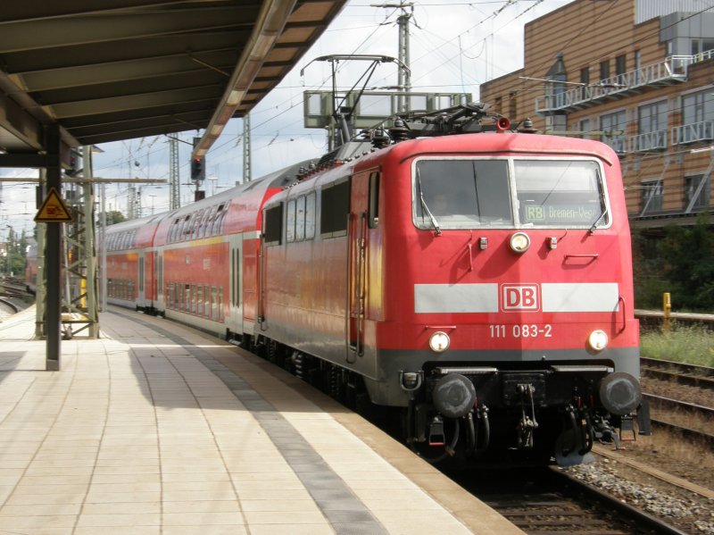 BR 111 083-2 fhrt mit einem Dosto RE in Bremen Hbf ein. (04.08.2008)