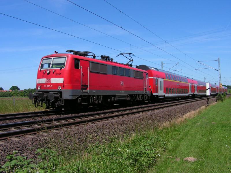 BR 111 083-2 (mit digitalem Zugzielanzeiger im Stirnfenster) fhrt am 18.06.05 mit heftiger Versptung auf Nienburg (Weser) zu.