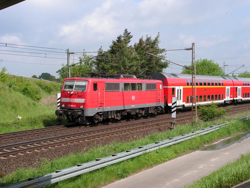 BR 111 084-0 mit Doppelstockwagen der Gattung 3 als RE unterwegs nach Hannover.