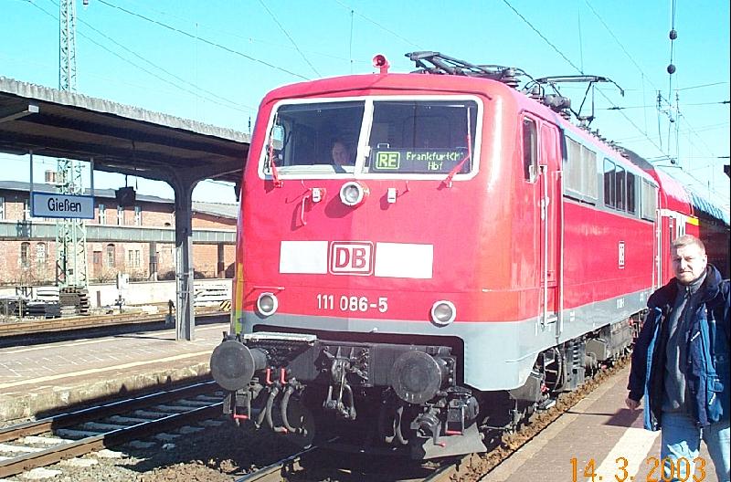 BR 111-086 ist soeben in Giessen eingefahren!!!Der RE richtung Frankfurt am Main hatte 15 min.Verspttung wegen eines Bschungsbrandes bei Marburg/Lahn