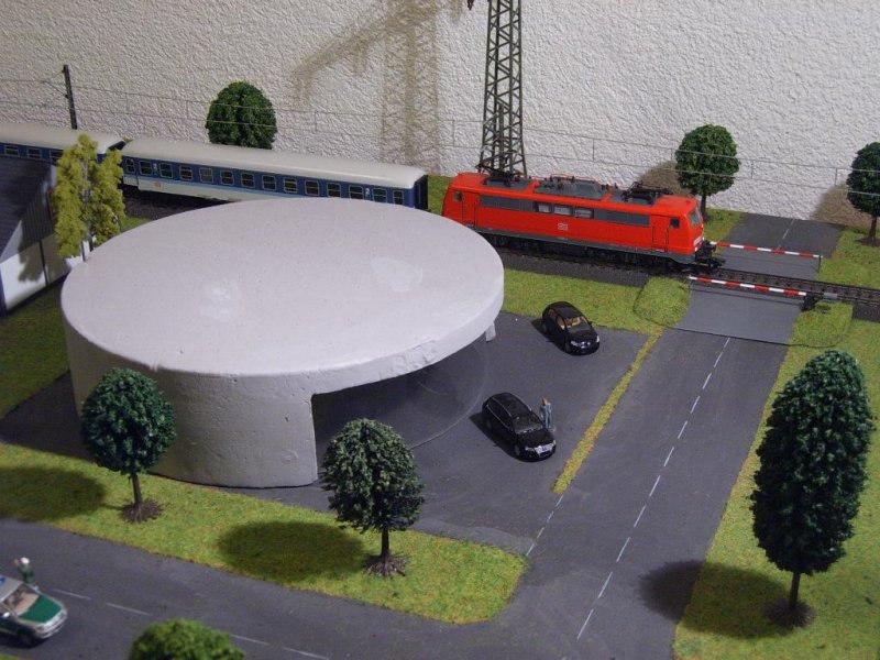 BR 111 095-6 mit einem InterRegio-Fernzug auf meiner Modellbahnanlage. Das Autohaus haben mein Vater und ich selber gemacht (nur nicht die Fahrzeuge...).