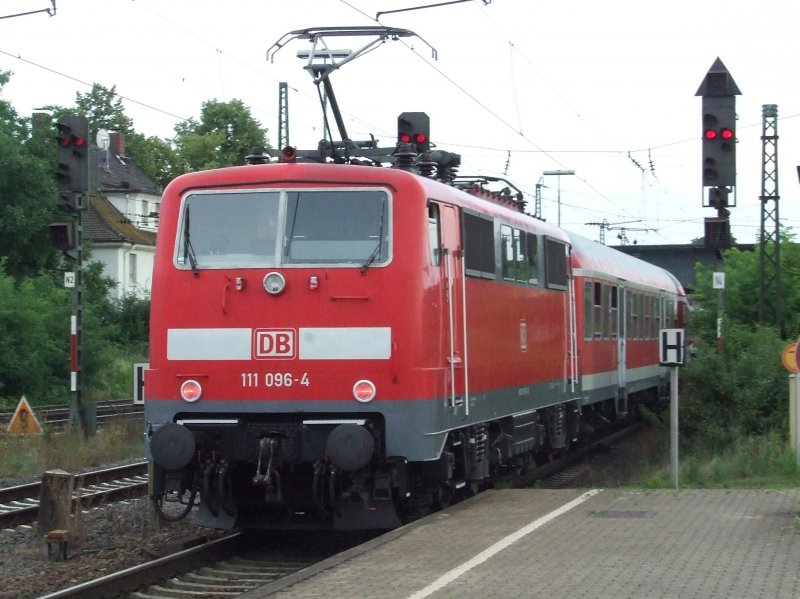 BR 111 096-4 schiebt einen RE aus dem Bahnhof Mannheim-Friedrichsfeld in Richtung Heidelberg. (26.06.2008)