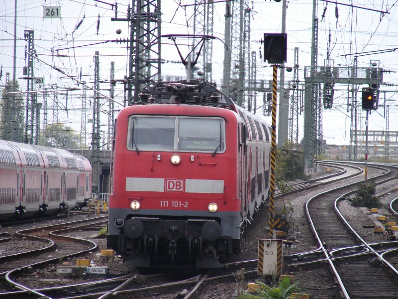 BR 111 101-2 mit RB 15621 von W�chtersbach hat am 25.09.07 Einfahrt in den Bahnhof Frankfurt am Main.
