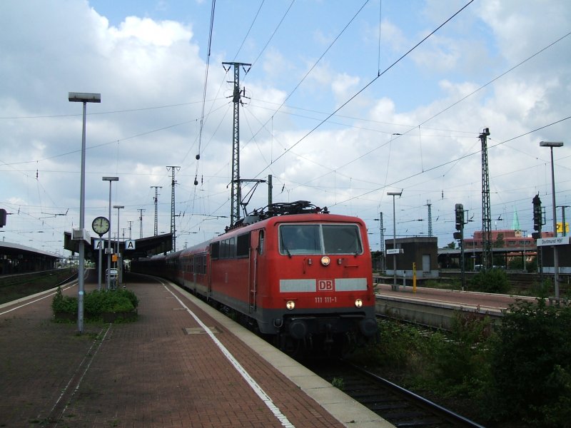 BR 111 111-1 vor RE 3 nach Hamm in Dortmund Hbf. Gleis 16 bei der
Abfahrt