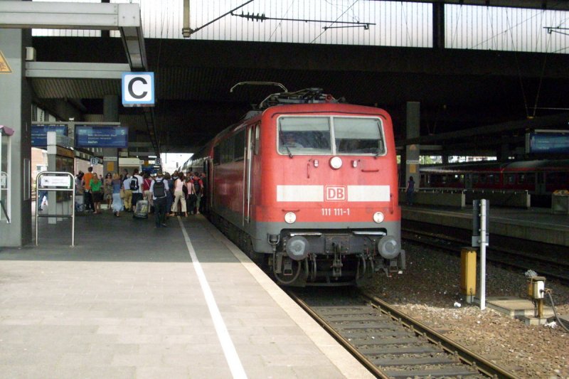 BR 111 111 mit dem Wupper-Express nach Aachen in Dsseldorf Hbf