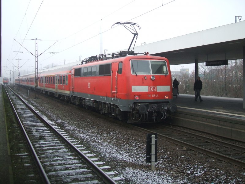 BR 111 115-2 im Schub des RE 3 , von Hamm nach Dsseldorf,
im Gelsenkirchener Hbf.,bei der Ausfahrt.(20.12.2007)