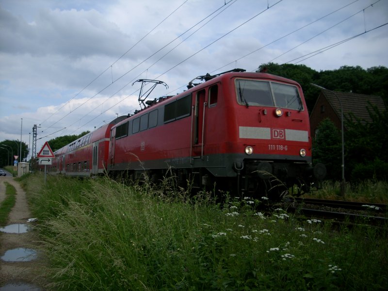 BR 111 118 mit dem Wupper-Express nach Aachen bei der Durchfahrt von Sggerath, dem Tf muss es echt sehr hei sein da man normal nicht mit offener Tr fhrt ;-)