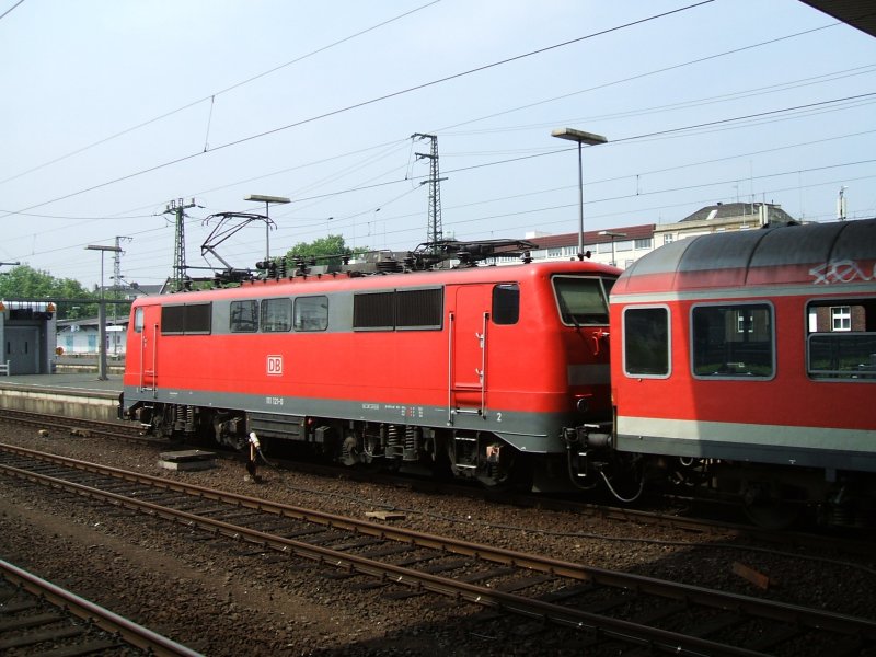 BR 111 121-0 mit RE 11 Dsseldorf-Hamm ,Gleis 7 in Dsseldorf Hbf.