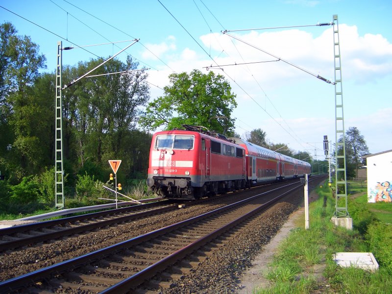 BR 111 129-3 durchfhrt mit ihrem RE 4 den km. 28.2 und den dazugehrigen B Tichelen