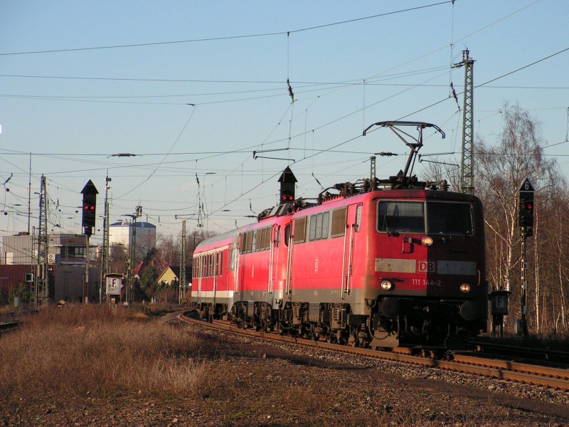 BR 111 144-2 rollt mit einer bergabeleistung (BR 110.4 und Karlsruher Steuerwagen) am Nachmittag des 10.2.08 auf der KBS 380 in sdlicher Richtung durch Nienburg (Weser).