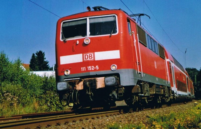 BR 111 152 mit Regio nach Kln bei der Einfahrt in Leichlingen im August 2005. Hinweis: Gescanntes Foto.
