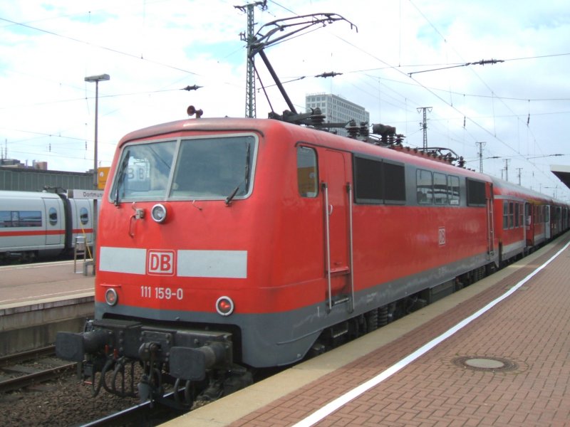 BR 111 159-0 zieht den RB50 gleic wieder nach Mnster,
von Dortmund Hbf.,Gleis 21