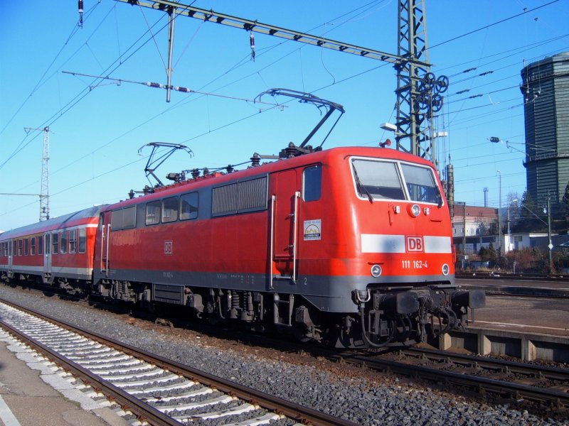 BR 111 162-4 am 27.12.06 im Bahnhof Aalen. Ideale Fotobedingungen: beide Stromabnehmer waren aufgebgelt. Darum: Der Zug kam im Wendezugbetrieb als RegionalExpress aus Stuttgart HBF und endete in Aalen. Der Lokfhrer musste dann natrlich die Pantografen wechseln. Schlielich fuhr dieser Zug wieder als RE nach Stuttgart HBF.