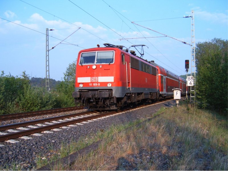 BR 111 169-9 mit RE 4198 von Mnchen HBF nach Stuttgart HBF ber Augsburg, Donauwrth und Aalen. Hier am 28.04.07 vor dem Lauchheimer Bahnhof.