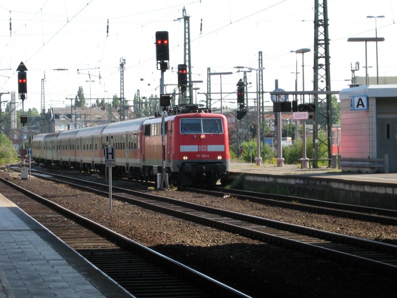 BR 111 mit Regional Express bei der Einfahrt im Dsseldorfer Hbf.