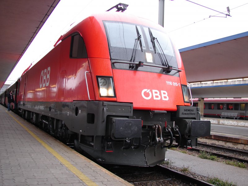 BR 1116 015-7 mit InterCity 345  Avala  nach Belgrad/Beograd ber Gyr und Budapest Keleti plyaudvar. Aufgenommen am 20.10.2007 Wien Westbahnhof