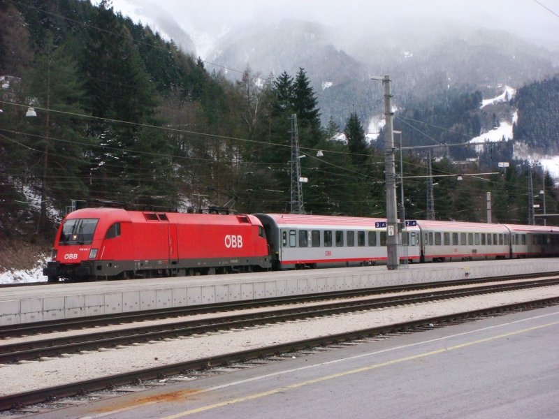 BR 1116 015 bei der Ausfahrt mit EC in Landeck-Zams am 23.03.2008