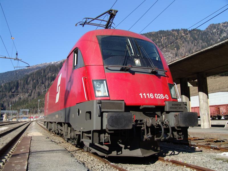 Br 1116 028-0 wartet am 2.4.05 im Bahnhof Brenner auf den nchsten Einsatz