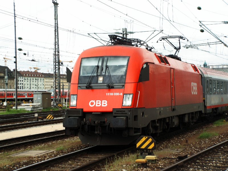 BR 1116 030-6 der BB am 13.05.2006, hier bei der Ausfahrt aus dem Mnchner Hbf