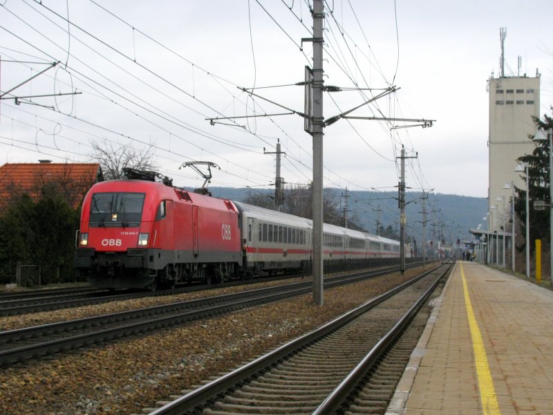 BR 1116 044 mit DB-Garnitur bei Bheimkirchen am 28.02.2009