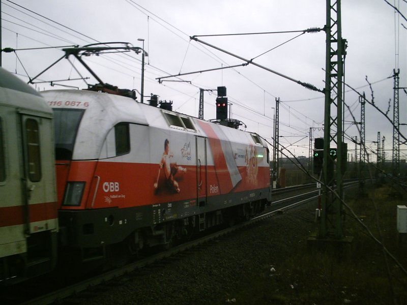 BR 1116 087-6 der BB, EM Taurus  Polen  mit dem IC 2083  Knigsee  im Bahnhof Gttingen, am 05.12.2008.