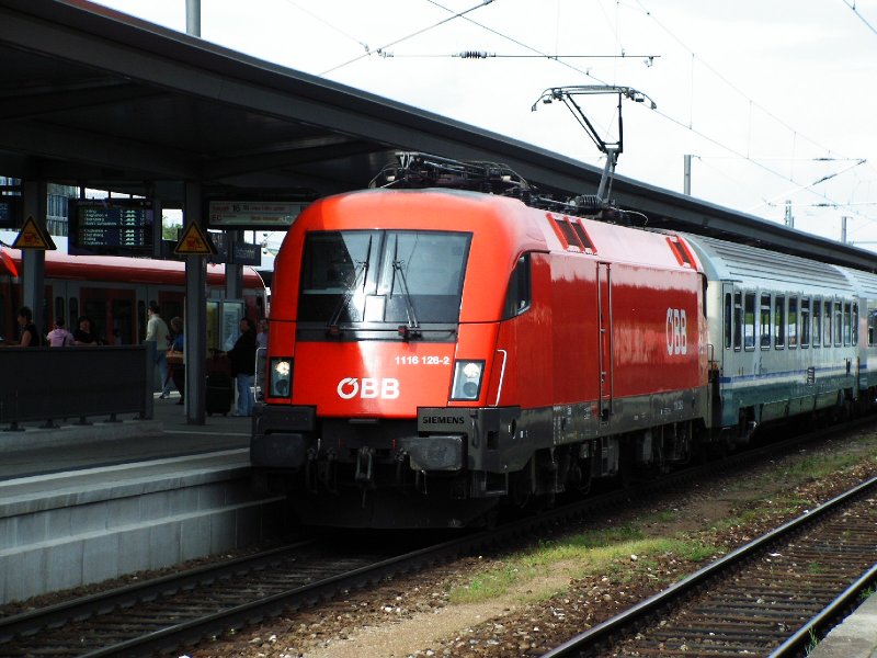 BR 1116 126-2 zieht am 13.05.2006 einen Eurocity, hier bei der Einfahrt in den Bahnhof Mnchen Ost 