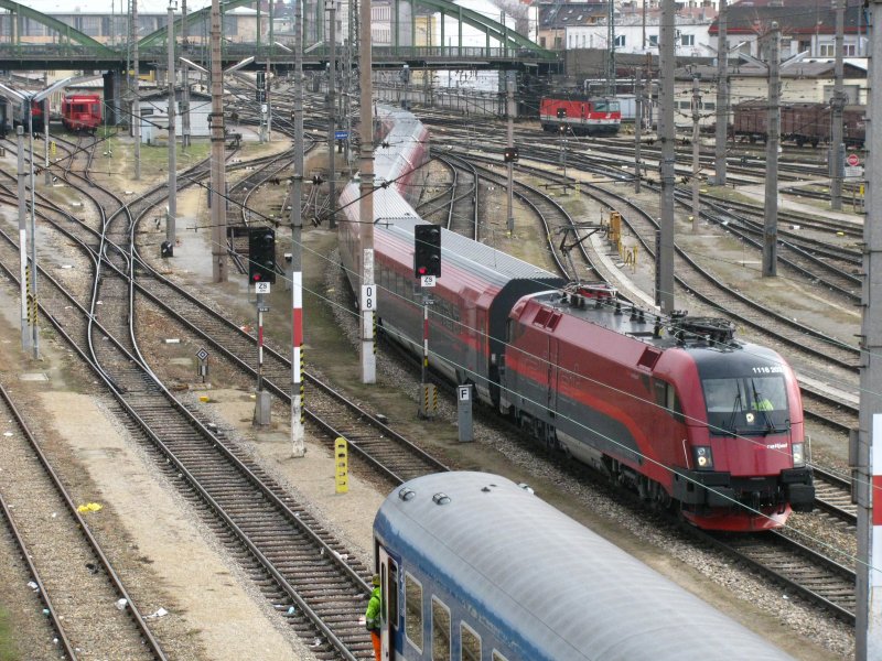 BR 1116 203 mit railjet am 28.02.2009 in Wien West.