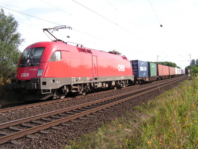 BR 1116 226-0 der BB fhrt hier am 29.7.05 durch Norddeutschland, Nienburg (Weser).