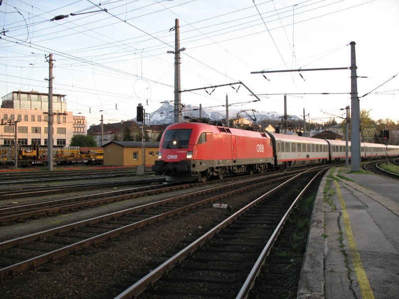 BR 1116 227-8 mit ihrem BB EC 161 (Zrich HB - Wien Westbahnhof) erreicht in krze Salzburg HBF