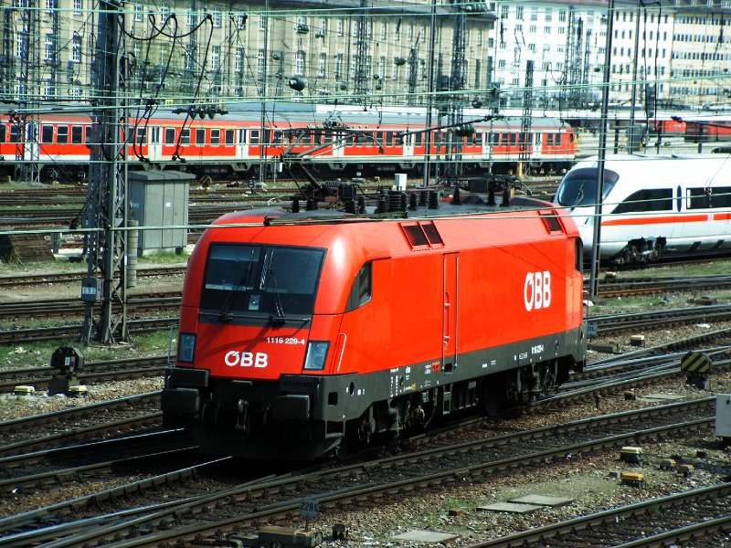 BR 1116 228-4 der BB rangiert in Mnchen Hbf am 22.04.2006