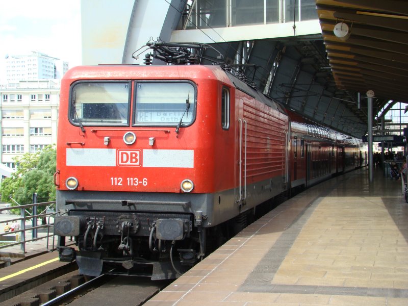 BR 112 113-6 + 5 Dosto Wagen. Das kann und ist nur der RE1 sein. Wegen Bauarbeiten endet der Zug am Berliner Ostbahnhof statt Frankfurt an der Oder. Aufgenommen am 07.06.2008, Berlin Alexanderplatz.