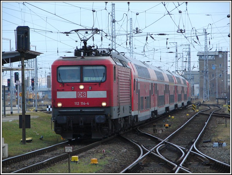 Br 112 114 zieht den RE 1 aus Hamburg im Sandwich mit einer weiteren 112 in den Rostocker Hbf. Diese Zusammenstellung wird wohl noch etwas bestehenbleiben bis dann doch endlich die umgebauten 120´er auf dieser Linie zum Einsatz kommen werden. 16.12.07 

