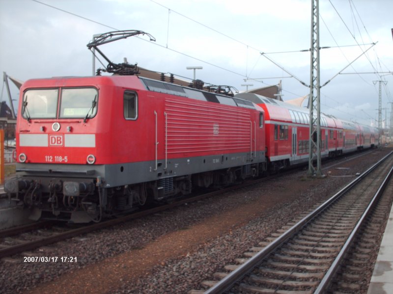 BR 112 118-5 zog einen RE an einem Mrz Tag diesen Jahres nach Rostock Hbf.