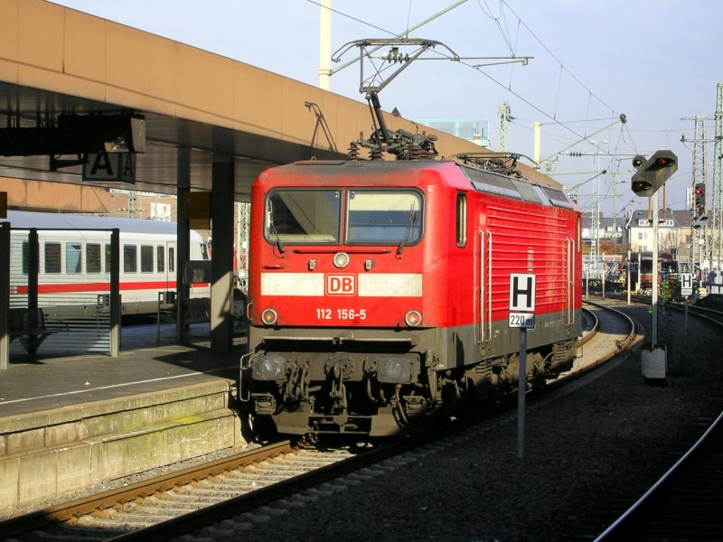 BR 112 156-5 in D�sseldorf Hbf. wid dem RE 1 zur BR 146 beigestellt.(04.11.2008) 