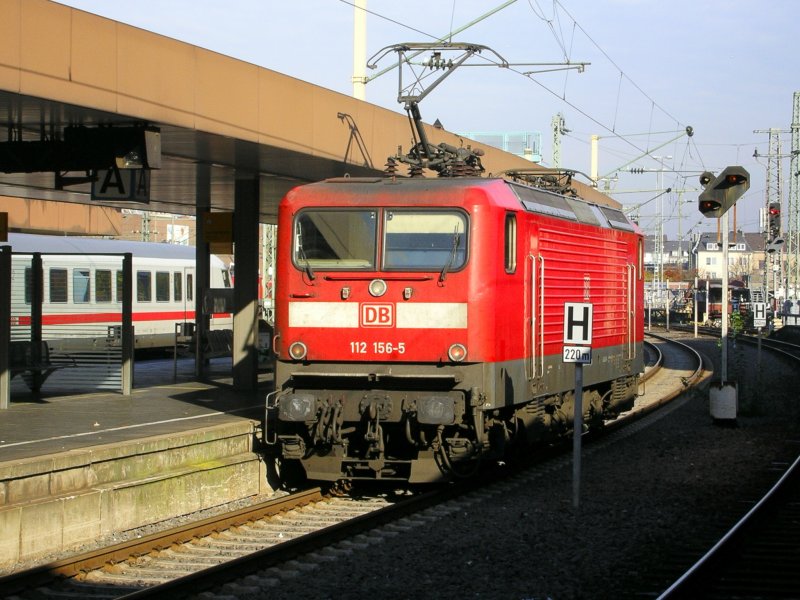 BR 112 156-5 in Dsseldorf Hbf. wid dem RE 1 zur BR 146 beigestellt.(04.11.2008) 