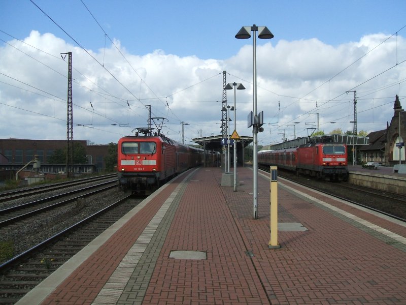 BR 112 158-1 mit RE 4  Wupper EX  nach Aachen am Haken ,rechts
die BR 143 611-2 mit S5 Hagen/S8 Mnchengladbach in Witten Hbf.
(25.09.2007)