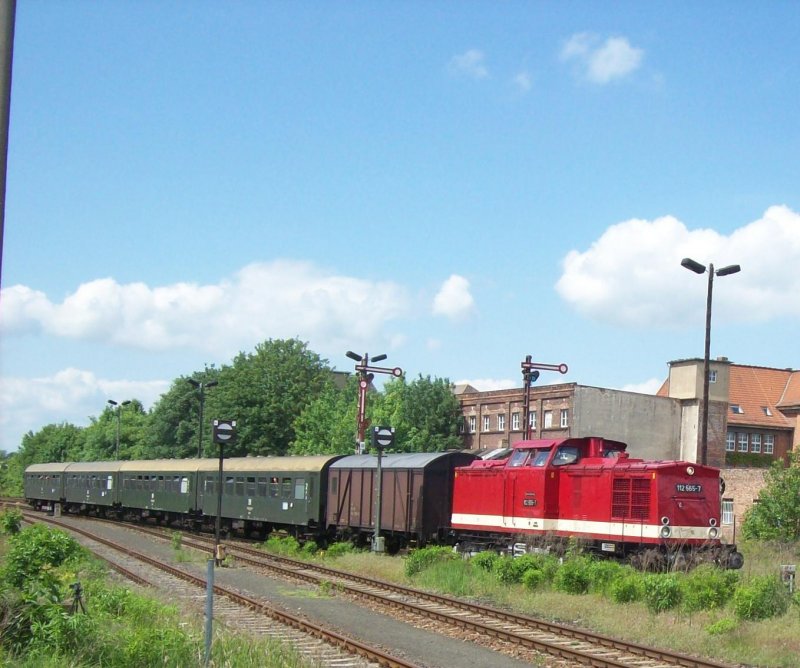 BR 112 565 fhrt mit dem Sonderzug um 12:46 in Zeitz ein aus Gera kommend...der sollte eigentlich auch mit BR 65 1049 bespannt sein 16.05.2009