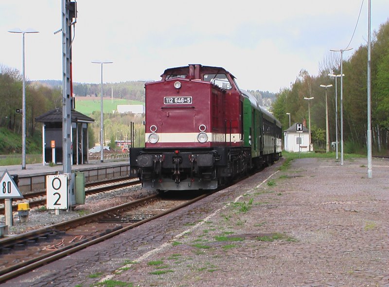 BR 112 656-5 von der Erzgebirgsbahn Chemnitz mit Foto-Personenzug
auf dem Bahnhof Schwarzenberg.
01.05.2008